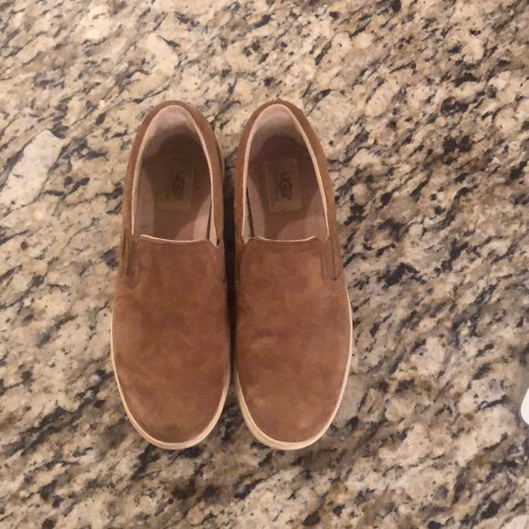 UGG SLIP ON SHOES SZ 8.5 - Picture 1 of 10